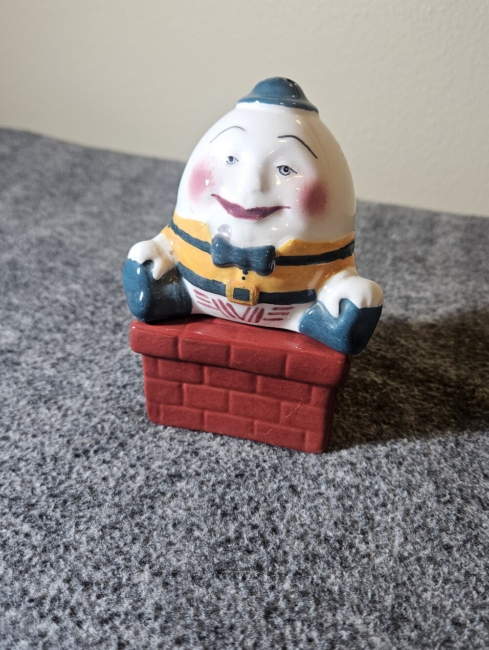 Vintage-Inspired Humpty Dumpty. Salt and Pepper Shakers. Vintage 1991.